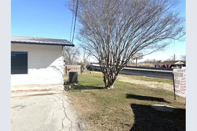 203 E Pecan Street, Lockhart, TX 78644 - Photo 12