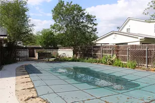 1010 W Live Oak St, Lockhart, TX 78644 - Photo 2