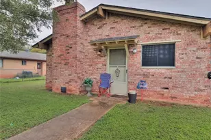 2404 Cottonwood Dr, Georgetown, TX 78628 - Photo 2