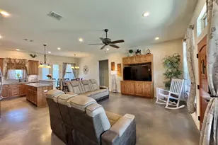 1094 Raintree Ln, Elgin, TX 78621 - Photo 4