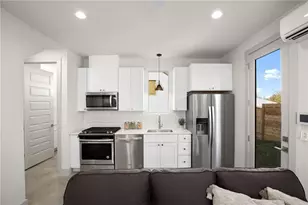 2413 E 9th St, Austin, TX 78702 - Photo 6