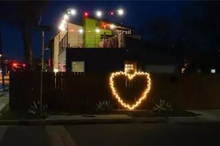 2413 E 9th St, Austin, TX 78702 - Photo 32