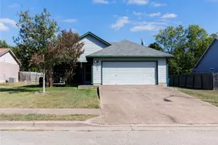 800 Debra Dr, Taylor, TX 76574 - Photo 2