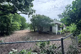 304 E Prairie Ave, Rogers, TX 76569 - Photo 4