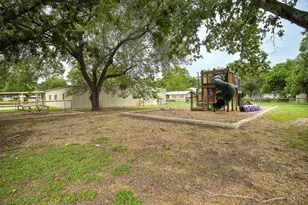 401 Wilkes St, Smithville, TX 78957 - Photo 20