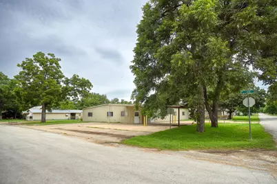 401 Wilkes Street, Smithville, TX 78957 - Photo 1
