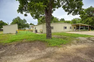401 Wilkes St, Smithville, TX 78957 - Photo 2