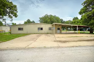 401 Wilkes St, Smithville, TX 78957 - Photo 4