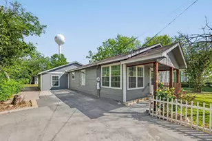 204 Taylor St, Hutto, TX 78634 - Photo 2