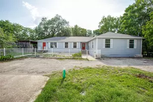 417 N Blanco St, Lockhart, TX 78644 - Photo 2