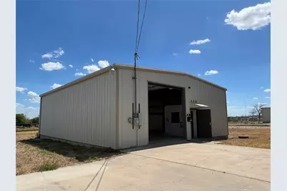 408 E 2nd Street, Taylor, TX 76574 - Photo 2