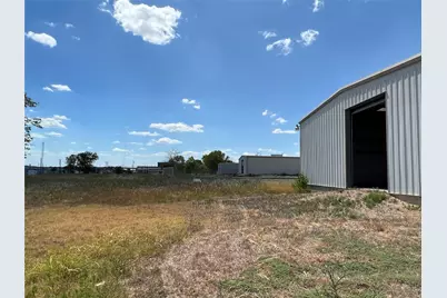 408 E 2nd Street, Taylor, TX 76574 - Photo 4