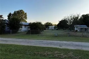705 E Umlang St, Thorndale, TX 76577 - Photo 6