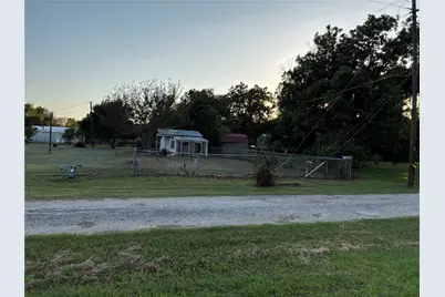 705 E Umlang Street, Thorndale, TX 76577 - Photo 12