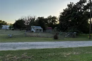 705 E Umlang St, Thorndale, TX 76577 - Photo 12