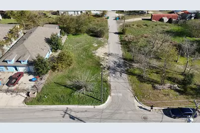 110 N Robinson Street, Taylor, TX 76574 - Photo 2