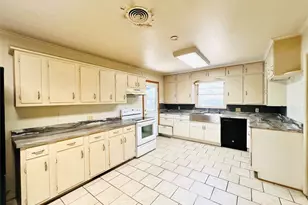 1307 W Main St, Cameron, TX 76520 - Photo 10