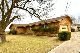 1204 E Lake Dr, Taylor, TX 76574 - Photo 2