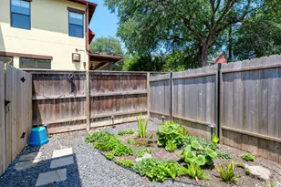 1004 E 13th St, Austin, TX 78702 - Photo 28
