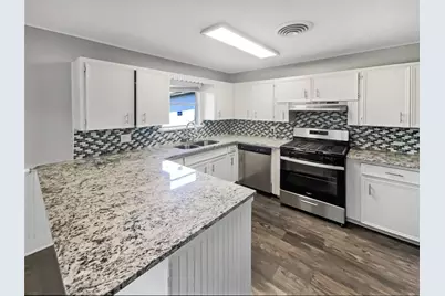 1105 E 17th Street, Georgetown, TX 78626 - Photo 2