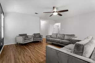 105 Guardian Angel Ct, Jarrell, TX 76537 - Photo 4