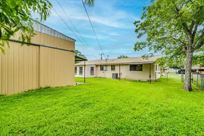 985 N Chambers Street, Giddings, TX 78942 - Photo 30