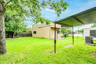 985 N Chambers St, Giddings, TX 78942 - Photo 32