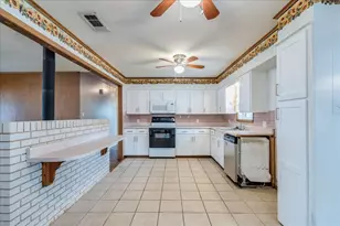 985 N Chambers St, Giddings, TX 78942 - Photo 14