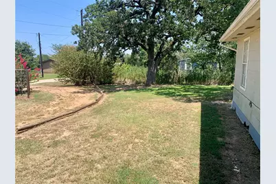 105 Tom Tom, Smithville, TX 78957 - Photo 10