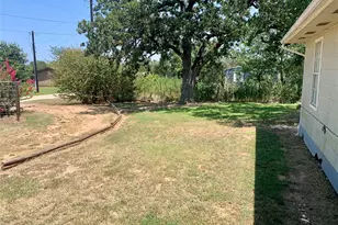 105 Tom Tom, Smithville, TX 78957 - Photo 10