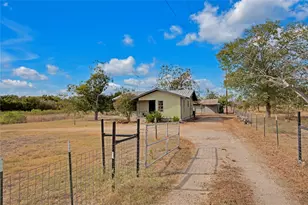 1607 E 4th St, Taylor, TX 76574 - Photo 4