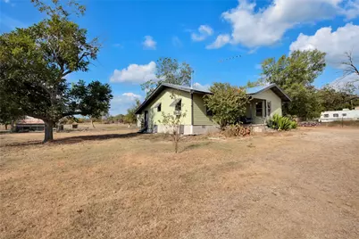1607 E 4th Street, Taylor, TX 76574 - Photo 22