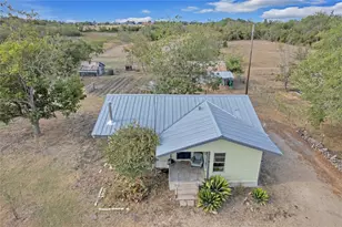 1607 E 4th St, Taylor, TX 76574 - Photo 4