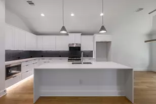 8302 Kromer St, Austin, TX 78757 - Photo 16