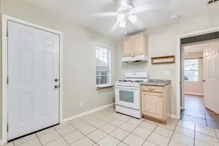 609 Cottonwood St, Lockhart, TX 78644 - Photo 2