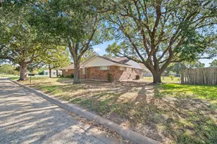 674 N Polk St, Giddings, TX 78942 - Photo 22