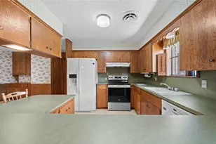 674 N Polk St, Giddings, TX 78942 - Photo 4