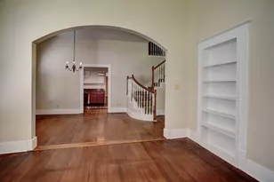 602 Mills St, Smithville, TX 78957 - Photo 8