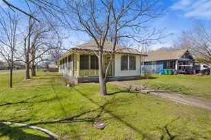 303 Vernon St, Taylor, TX 76574 - Photo 4