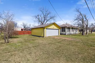 303 Vernon St, Taylor, TX 76574 - Photo 6