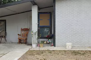 703 Rosewood St, Lockhart, TX 78644 - Photo 2