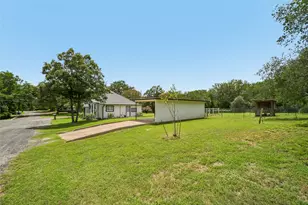 406 Live Oak St, Smithville, TX 78957 - Photo 4
