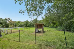 406 Live Oak St, Smithville, TX 78957 - Photo 32