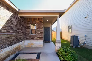 137 Miracle Dr, Jarrell, TX 76537 - Photo 4