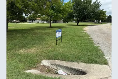 300 E Austin Avenue, Hutto, TX 78634 - Photo 2