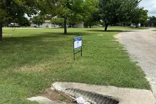 300 E Austin Ave, Hutto, TX 78634 - Photo 2