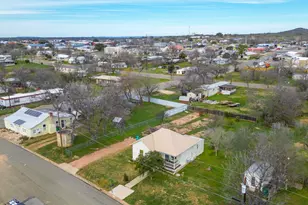 305 W Tarrant St, Llano, TX 78643 - Photo 1