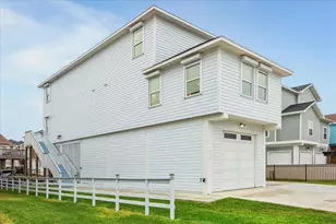 430 Amanda Cir, Galveston, TX 77554 - Photo 2