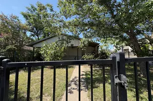 2001 E 10th St, Austin, TX 78702 - Photo 2