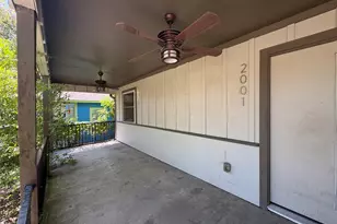 2001 E 10th St, Austin, TX 78702 - Photo 6